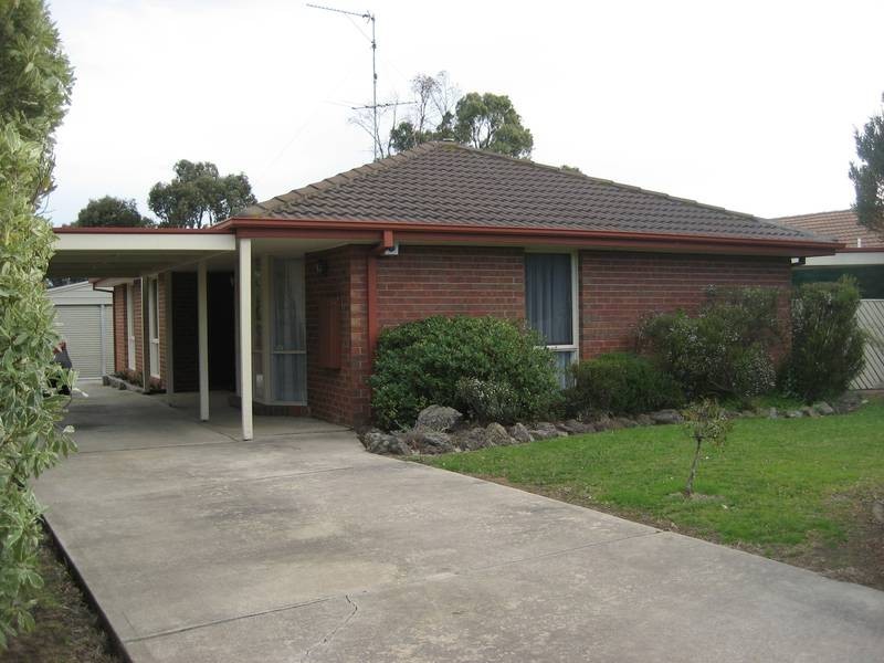 15 Smethurst Avenue, Pakenham VIC 3810