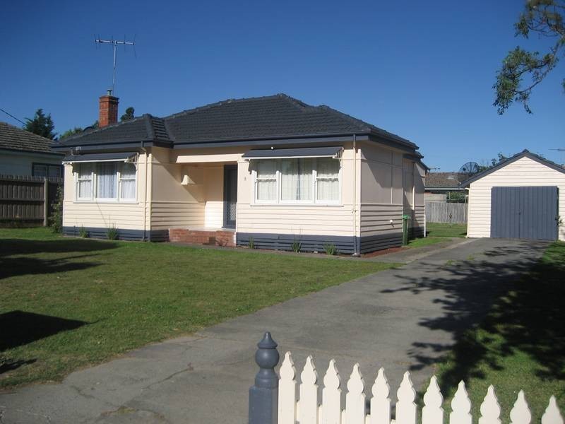 8 James Street, Pakenham VIC 3810