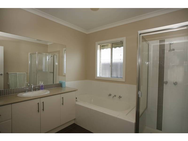 15 Lucerne Circuit, Pakenham VIC 3810