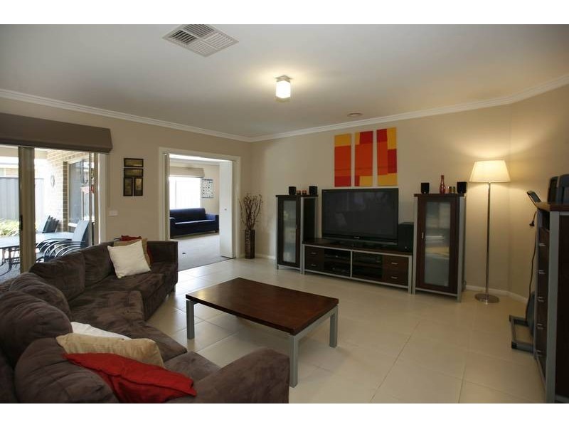 15 Lucerne Circuit, Pakenham VIC 3810