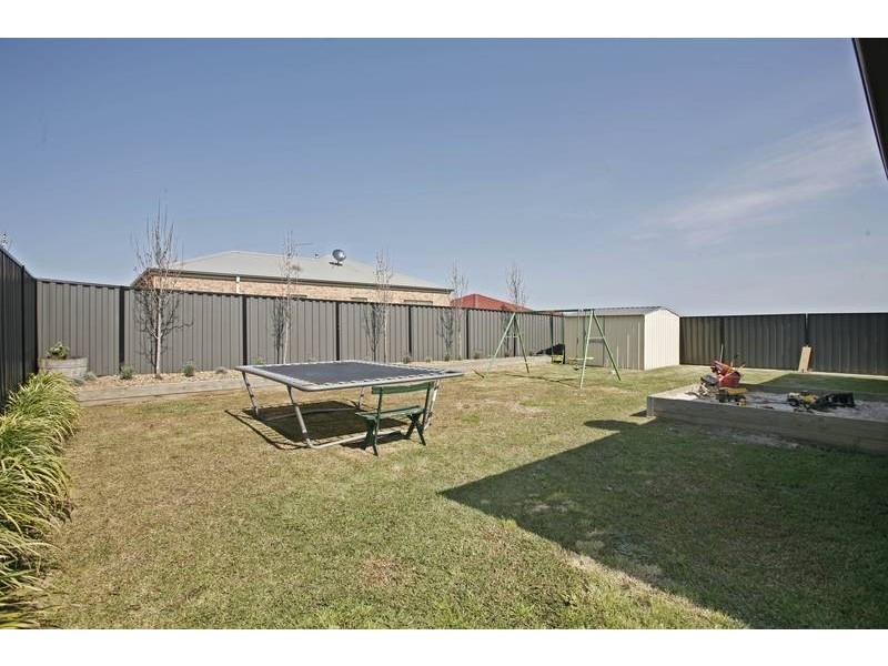 15 Lucerne Circuit, Pakenham VIC 3810