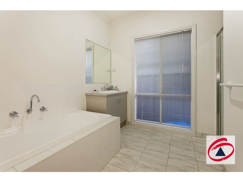 9 Charlotte Pass, Pakenham VIC 3810