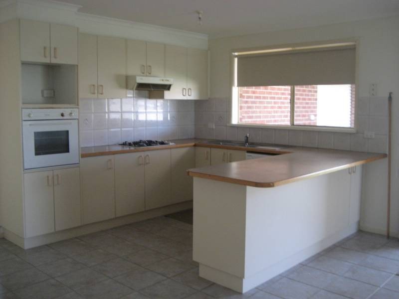 27 Balmoral Way, Pakenham VIC 3810