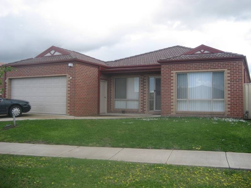 16 Bluehills Boulevard, Pakenham VIC 3810
