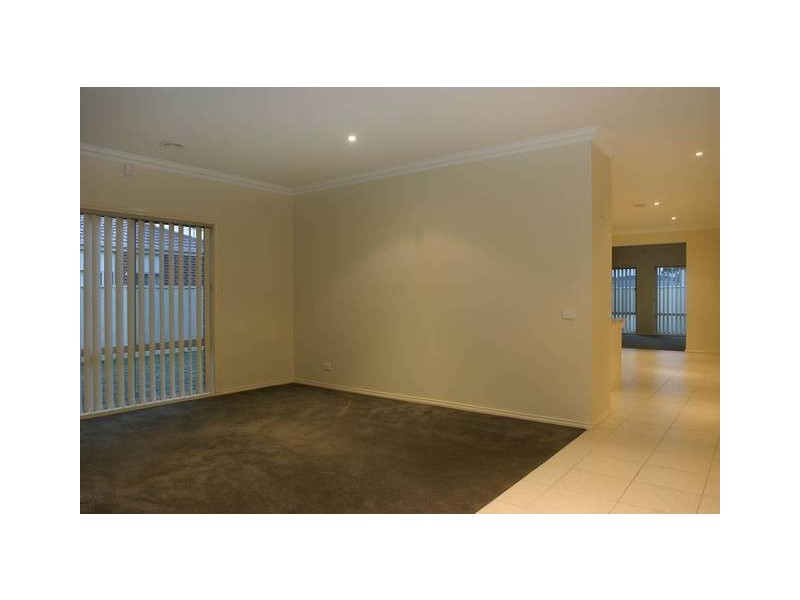 16 Bluehills Boulevard, Pakenham VIC 3810
