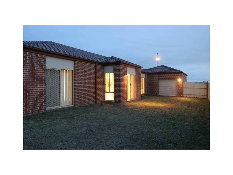 16 Bluehills Boulevard, Pakenham VIC 3810