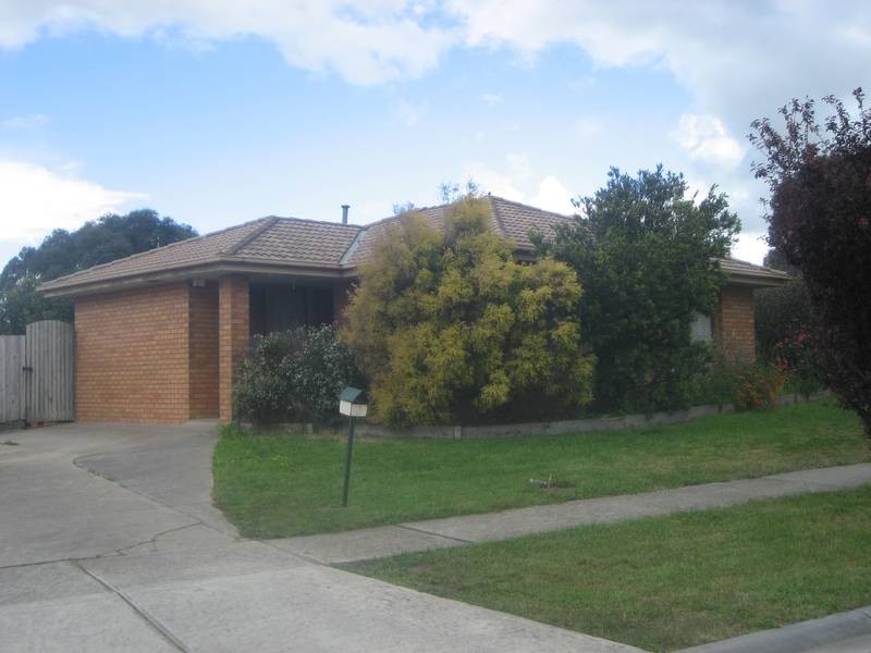 2 Gullquist Way, Pakenham VIC 3810
