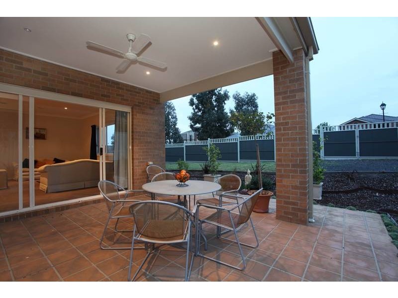 42 Clearwater Drive, Pakenham VIC 3810
