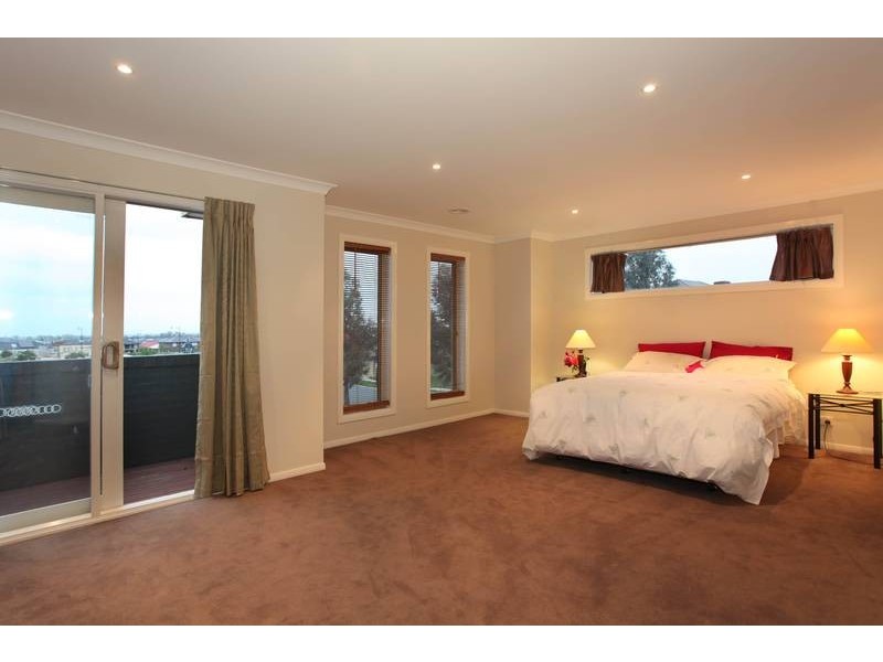 42 Clearwater Drive, Pakenham VIC 3810