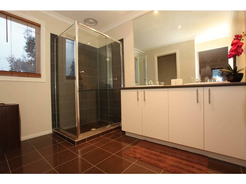 42 Clearwater Drive, Pakenham VIC 3810