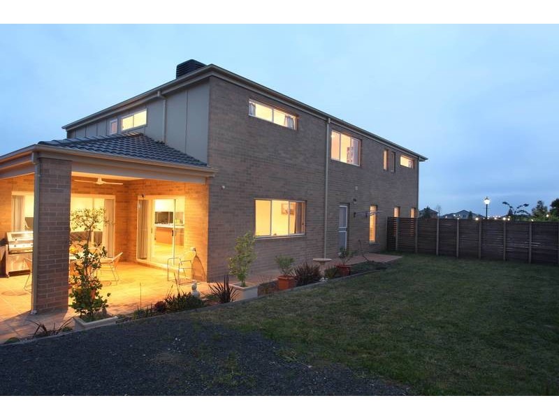 42 Clearwater Drive, Pakenham VIC 3810