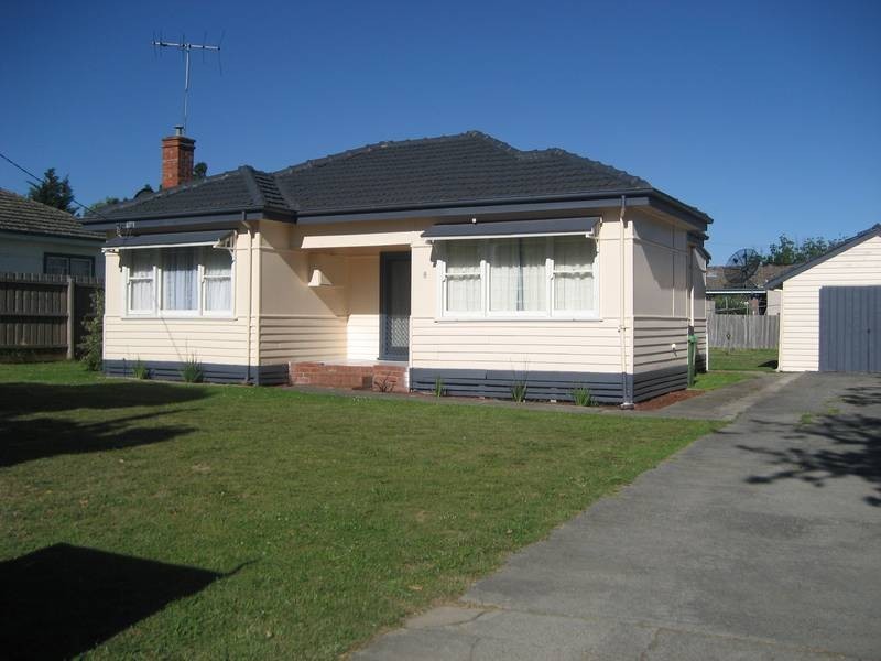 8 James Street, Pakenham VIC 3810
