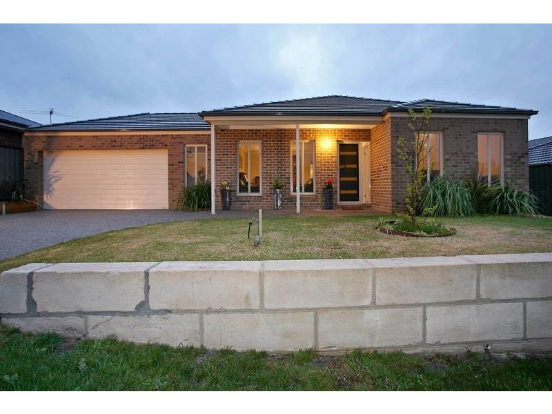 15 Lucerne Circuit, Pakenham VIC 3810