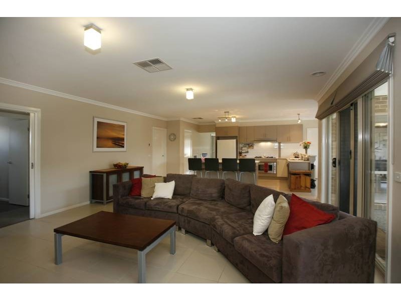 15 Lucerne Circuit, Pakenham VIC 3810