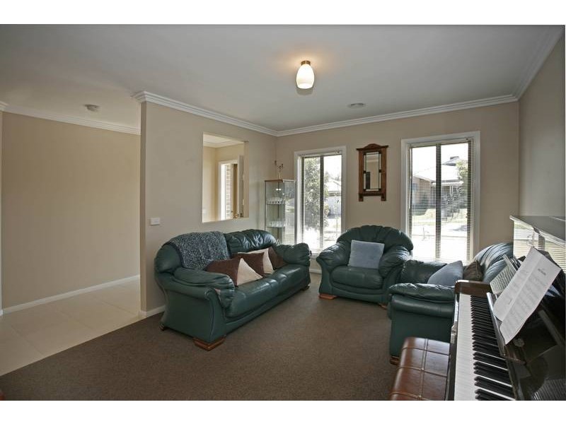 15 Lucerne Circuit, Pakenham VIC 3810