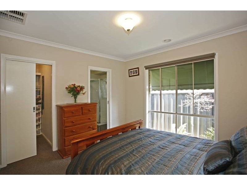 15 Lucerne Circuit, Pakenham VIC 3810