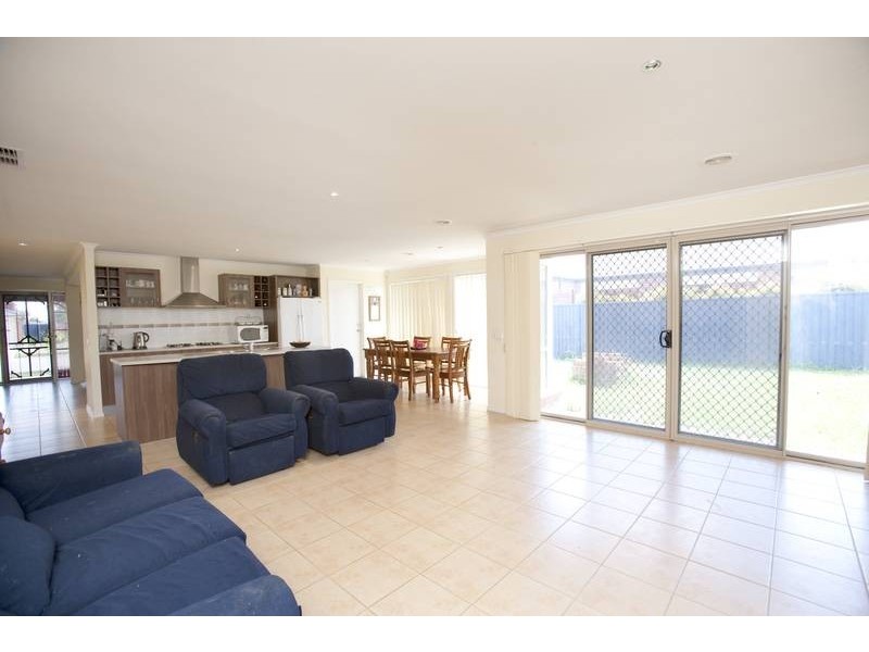 17 Blackwood Drive, Pakenham VIC 3810