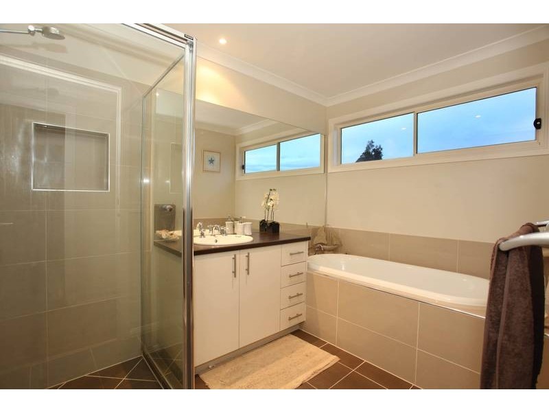 42 Clearwater Drive, Pakenham VIC 3810