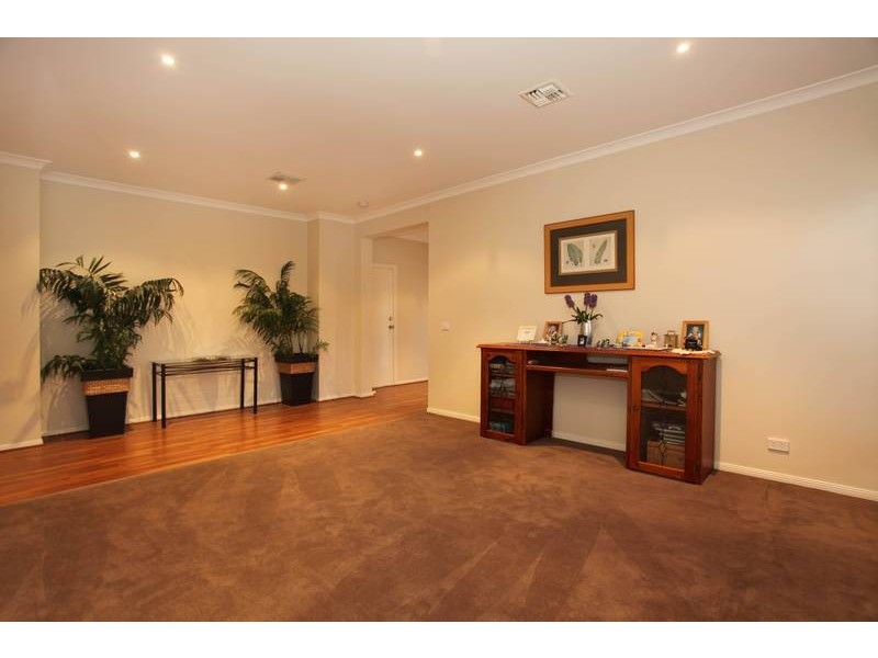 42 Clearwater Drive, Pakenham VIC 3810