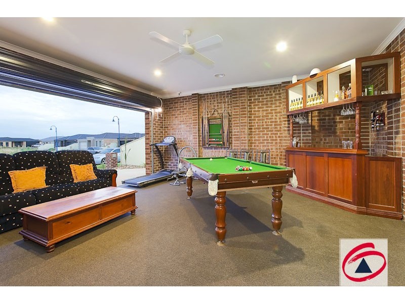 13 Delft Place, Pakenham VIC 3810