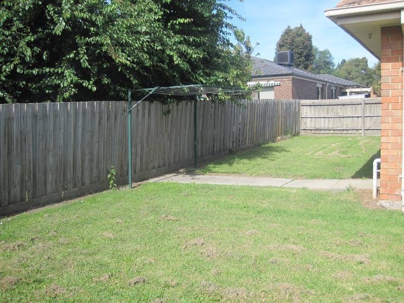2/3 Osborn Grove, Pakenham VIC 3810