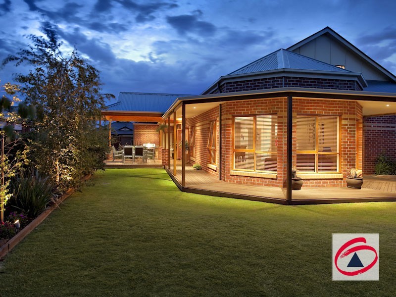 14 BANJO PATERSON DRIVE, Pakenham VIC 3810