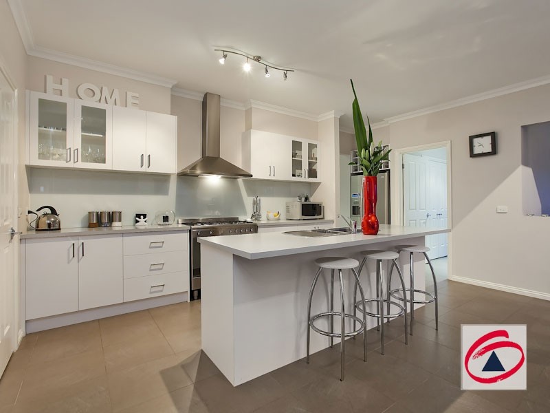 14 BANJO PATERSON DRIVE, Pakenham VIC 3810