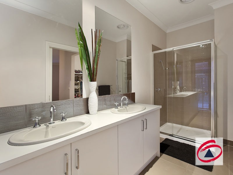 14 BANJO PATERSON DRIVE, Pakenham VIC 3810