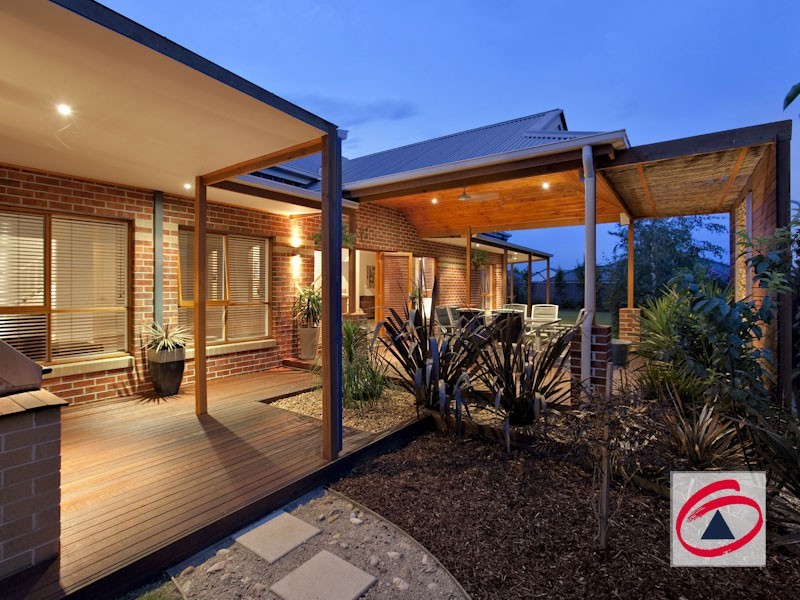 14 BANJO PATERSON DRIVE, Pakenham VIC 3810