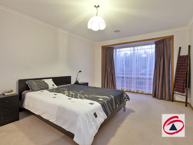 8 Jacqueline Place, Pakenham VIC 3810