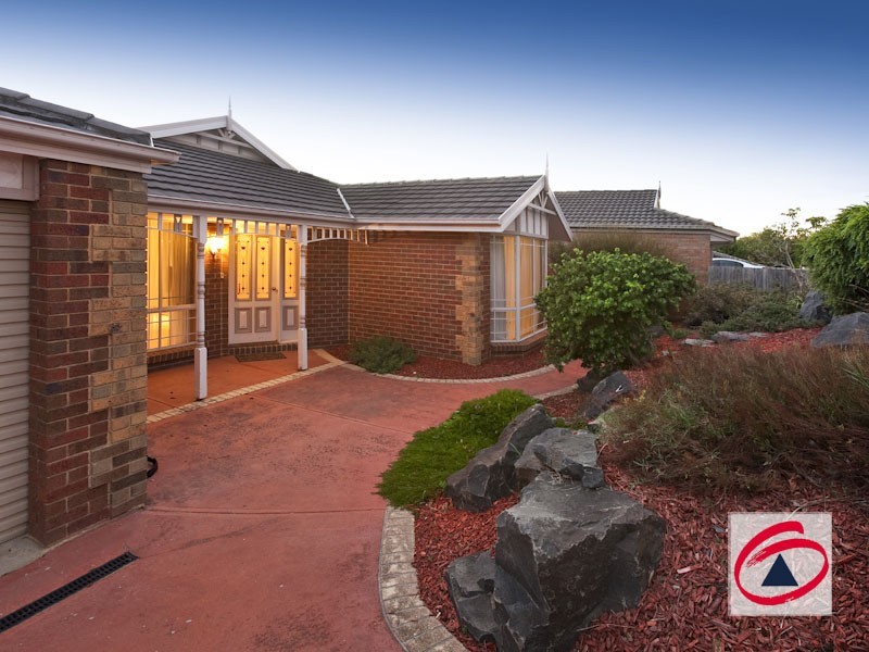 8 Jacqueline Place, Pakenham VIC 3810