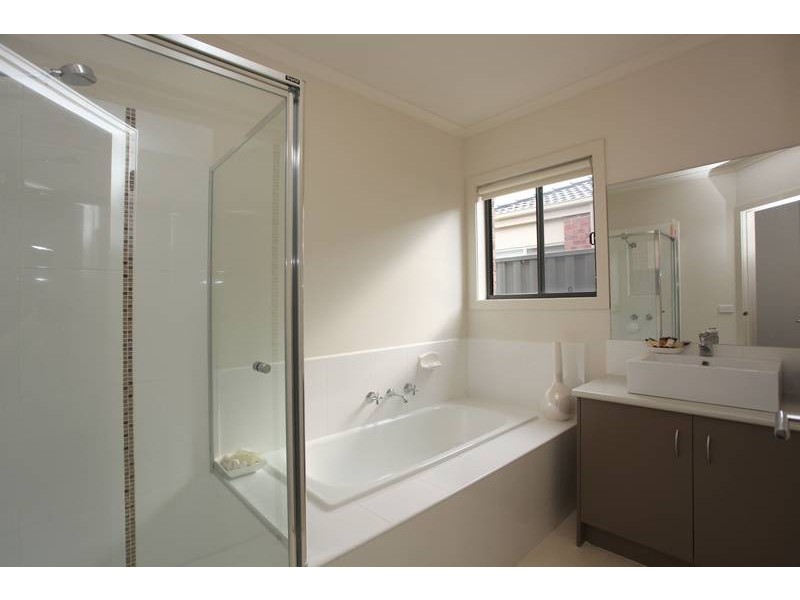 40 Pomegranate Way, Pakenham VIC 3810