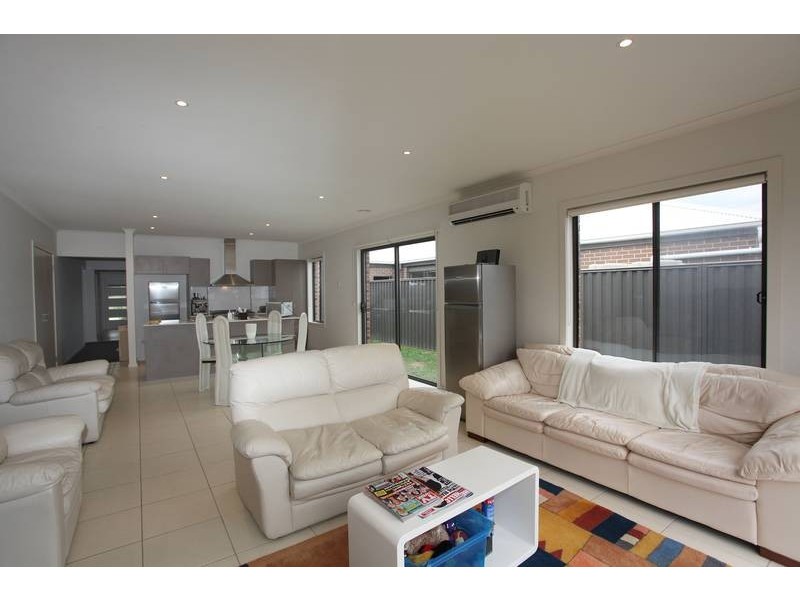 40 Pomegranate Way, Pakenham VIC 3810