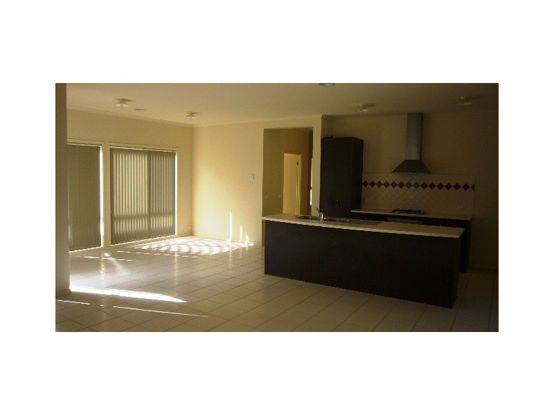 10 Hopkins Pass, Pakenham VIC 3810