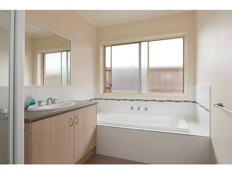 15 Tyrone Avenue, Pakenham VIC 3810