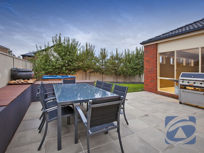 18 Arbour Rise, Pakenham VIC 3810