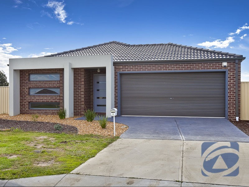4 Delft Place, Pakenham VIC 3810