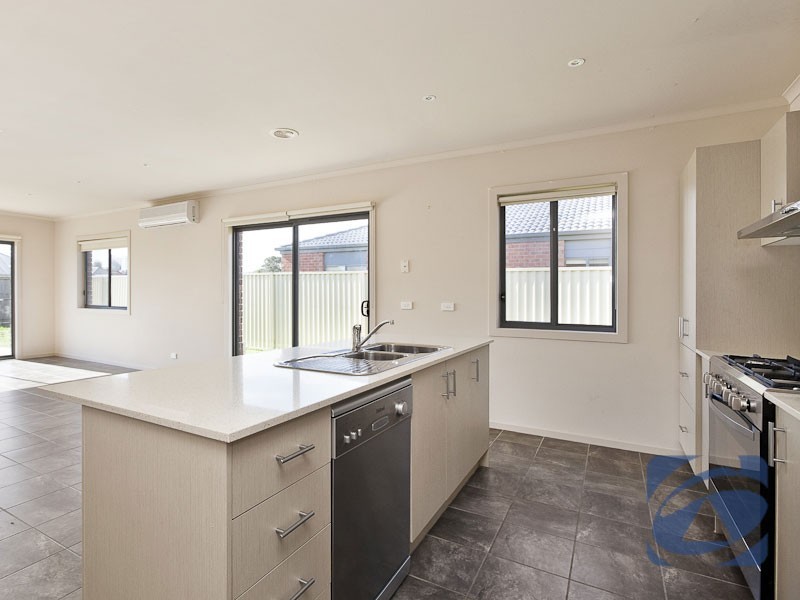 4 Delft Place, Pakenham VIC 3810