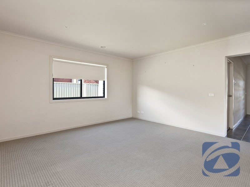 4 Delft Place, Pakenham VIC 3810