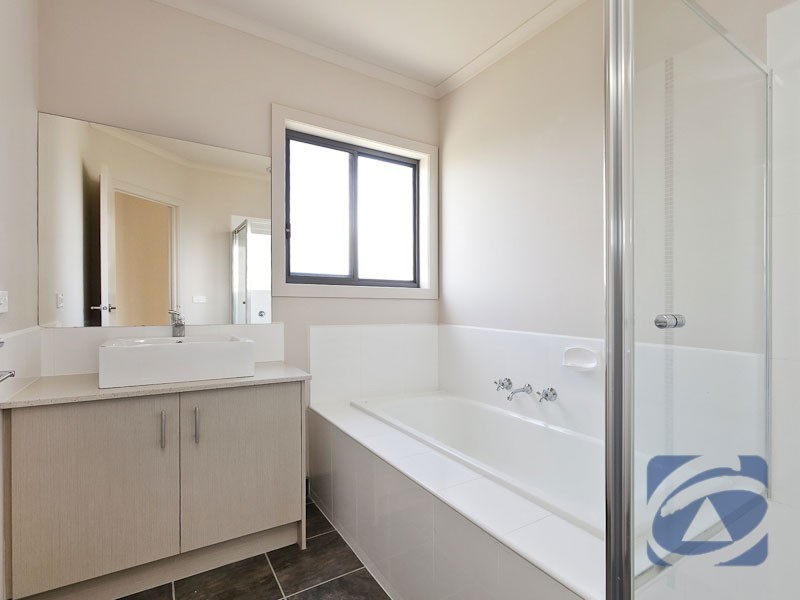 4 Delft Place, Pakenham VIC 3810