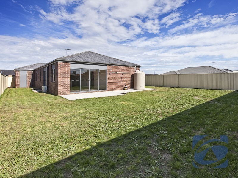 4 Delft Place, Pakenham VIC 3810