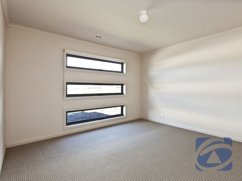 4 Delft Place, Pakenham VIC 3810