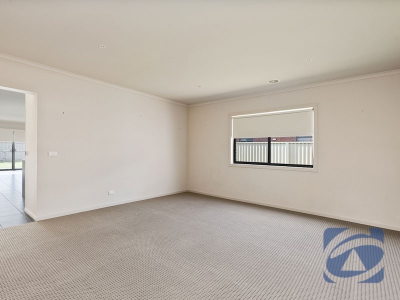 4 Delft Place, Pakenham VIC 3810