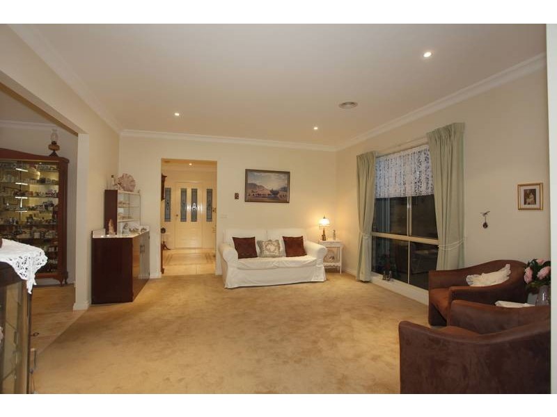 2/13 Gregory Court, Pakenham VIC 3810