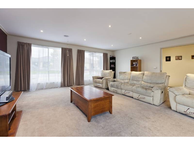 8 Genoa Grove, Pakenham VIC 3810