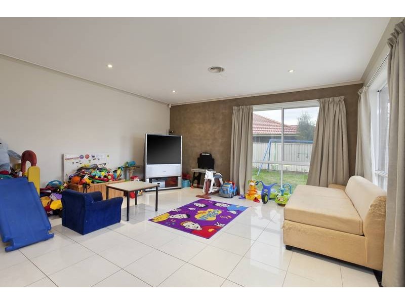 8 Genoa Grove, Pakenham VIC 3810