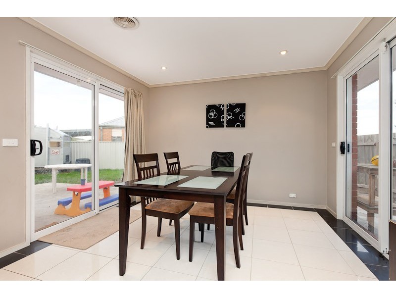 8 Genoa Grove, Pakenham VIC 3810