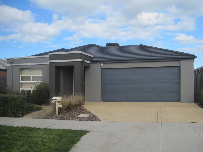 17 Orchard Valley Avenue, Pakenham VIC 3810