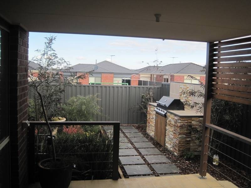 17 Orchard Valley Avenue, Pakenham VIC 3810