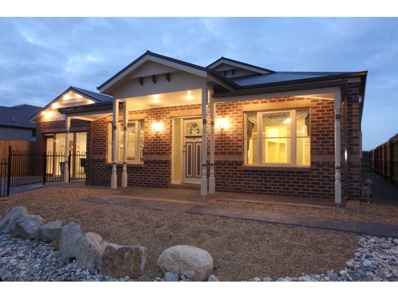 34 Windermere Blvd, Pakenham VIC 3810